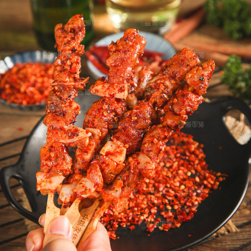 手拿一把肉串