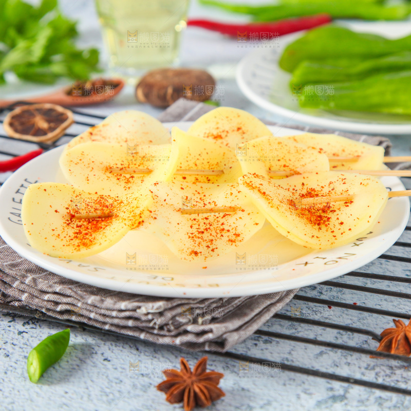 一盘土豆串放在浅底上