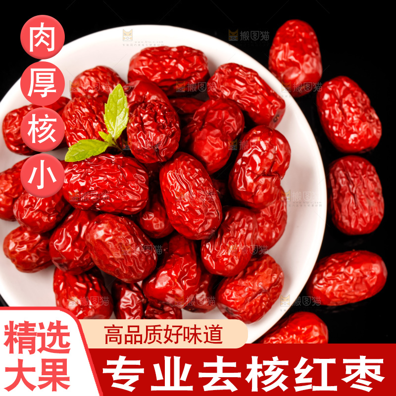 黑底上放着一盘新疆红枣
