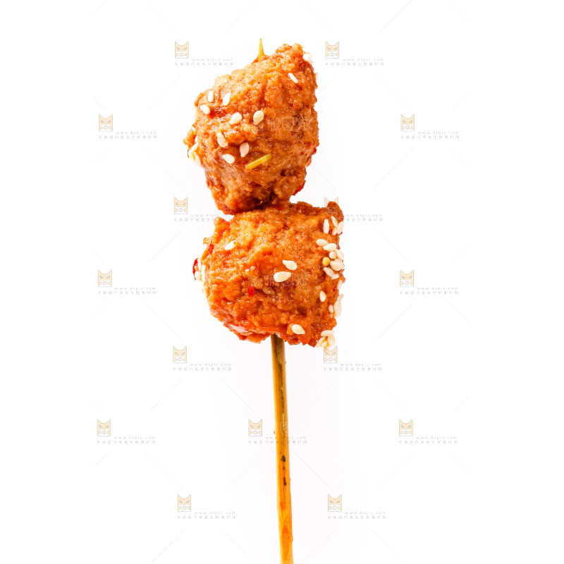 白底上的肉丸串