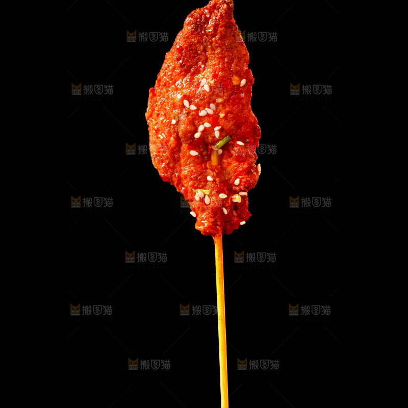 黑底上的肉串