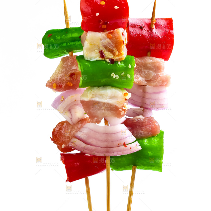 白底上的肉串