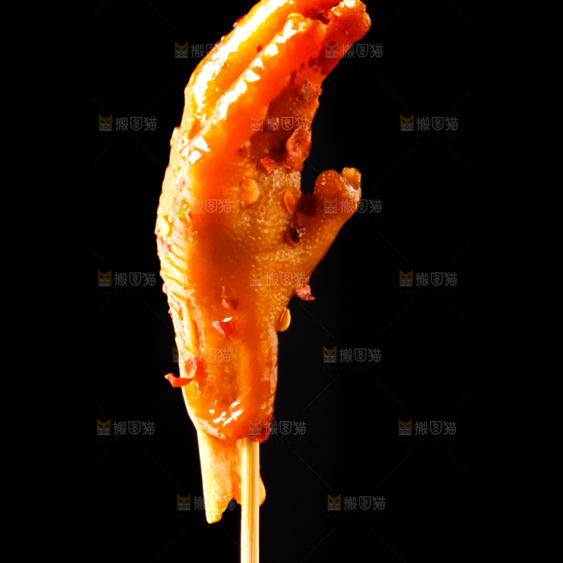 黑底上的鸡爪串