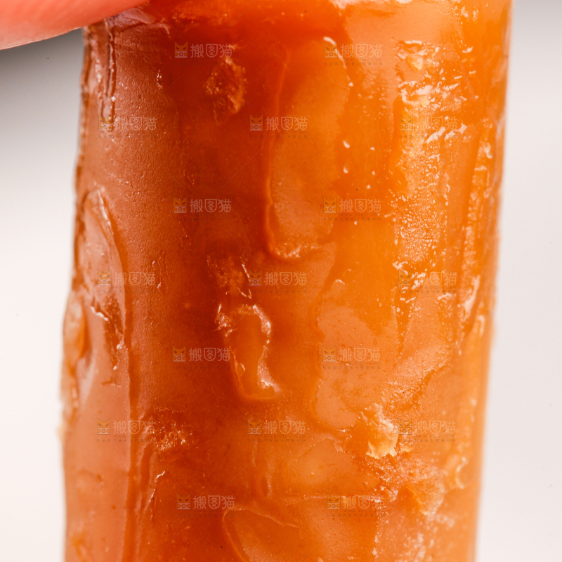 手里拿着果味糖