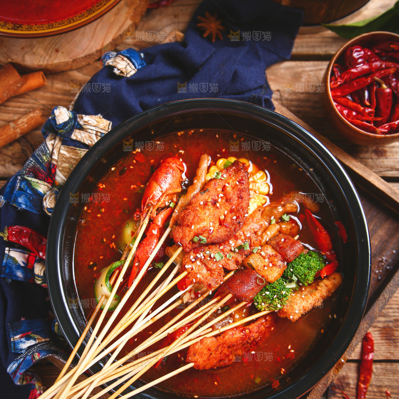 木底上放着一碗麻辣串