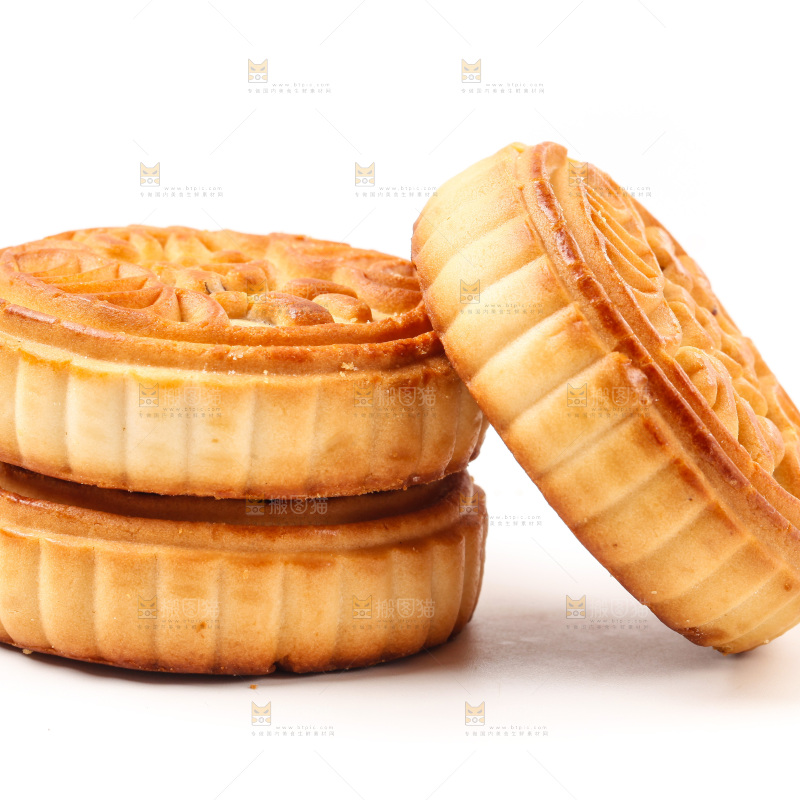 五仁月饼放在白底上