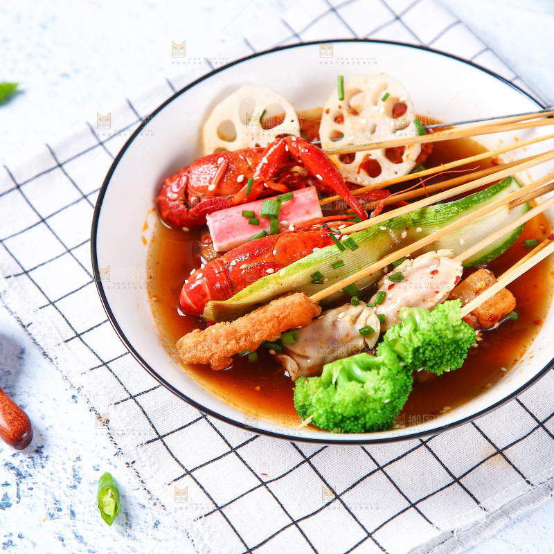 浅底上放着一碗冷锅串串