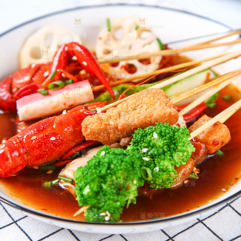 浅底上放着一碗冷锅串串