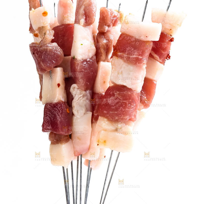 白底上的肉串