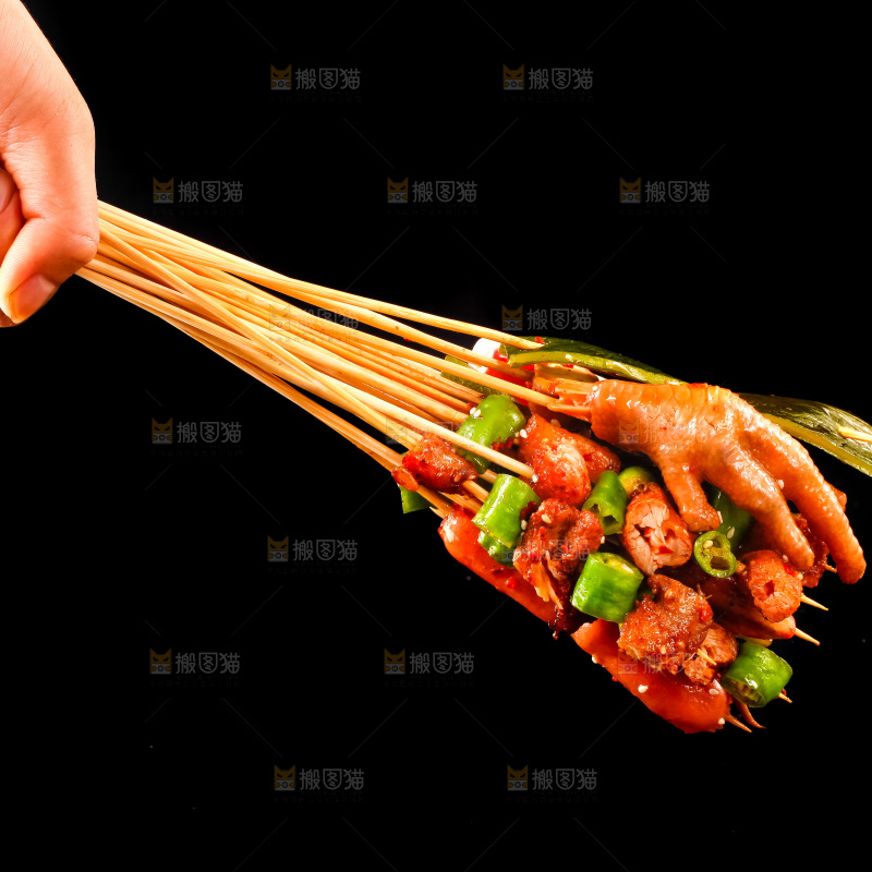 手拿钵钵鸡食材