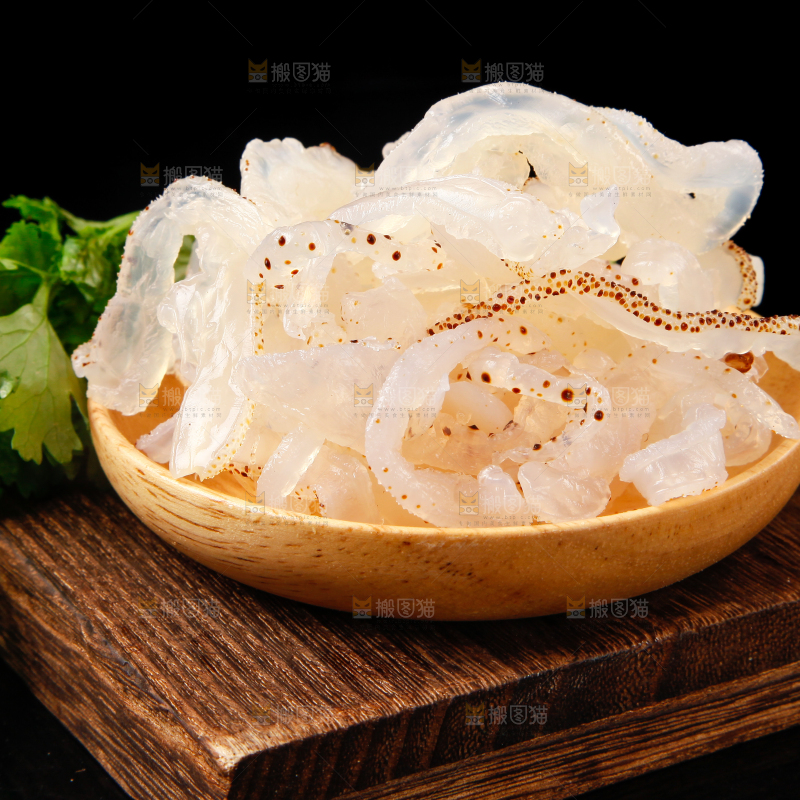 碗里装着白花海蜇丝