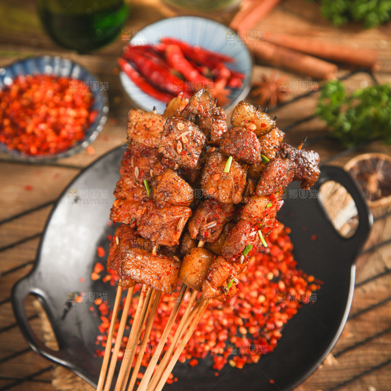 手拿一把肉串