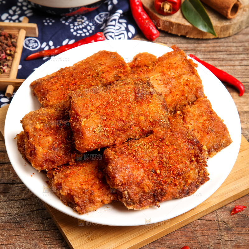 盘子里装着香酥带鱼