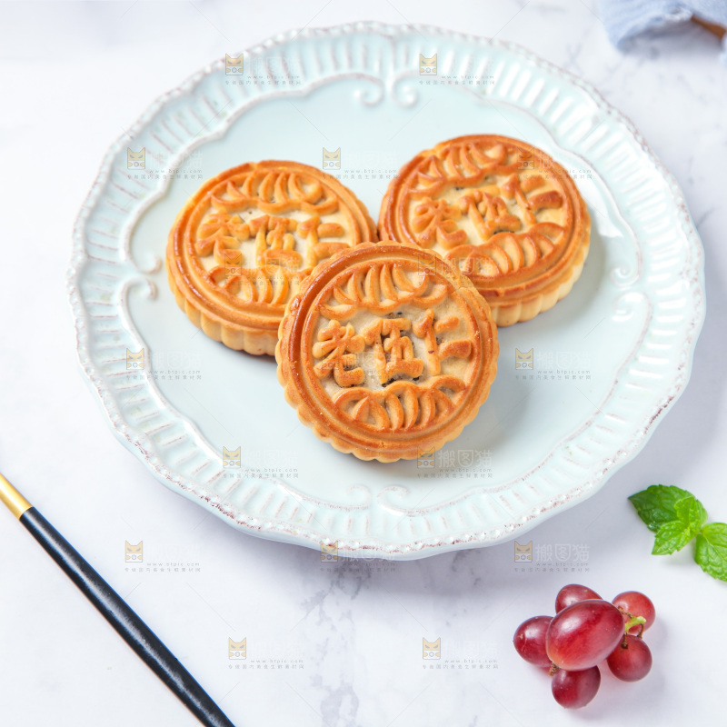 浅底上放着一盘五仁月饼