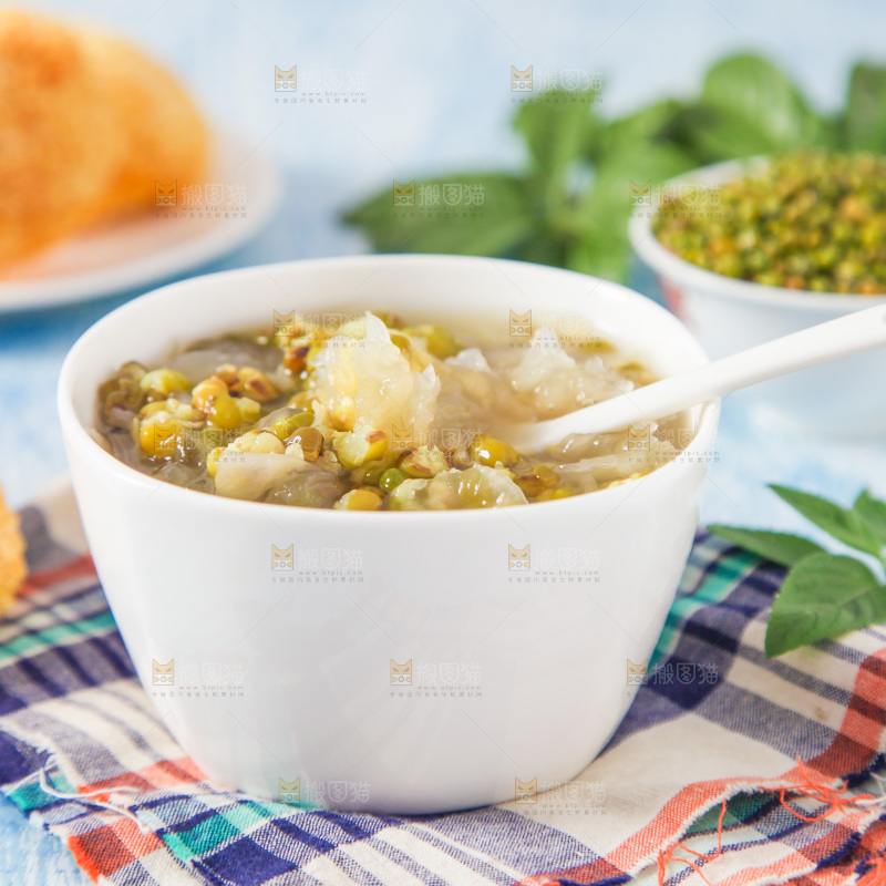 格子布上放着一碗绿豆银耳汤