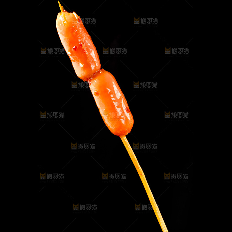深底上的脆皮肠串