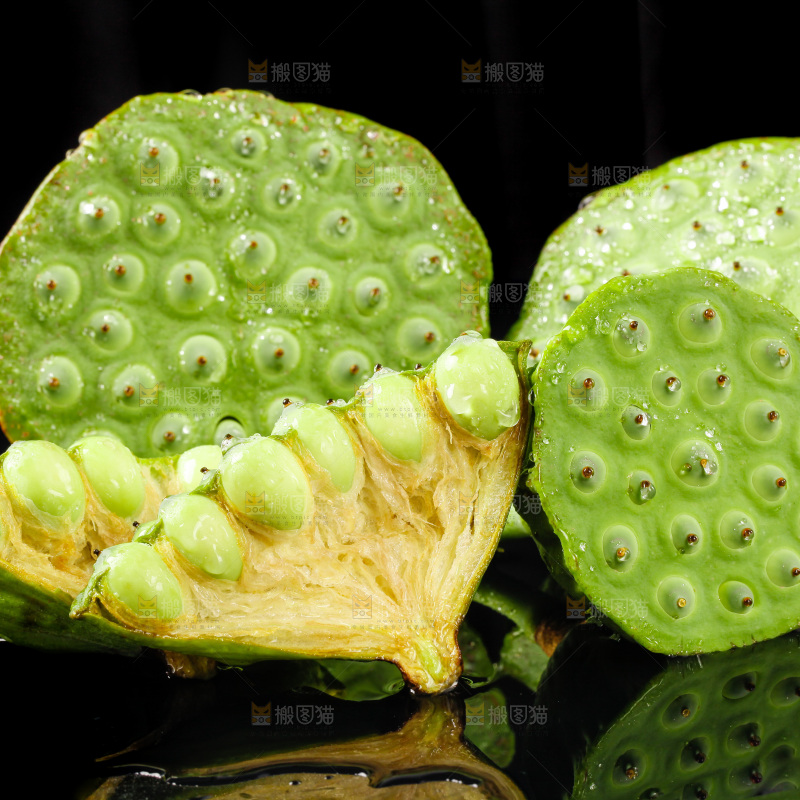 水果莲蓬放在黑底上