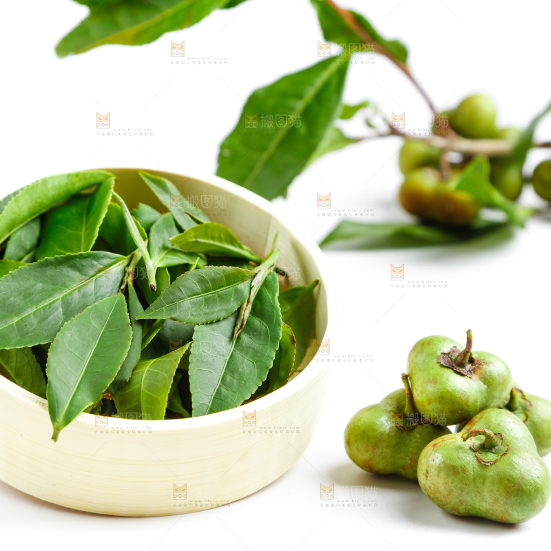 白底上放着绿茶叶