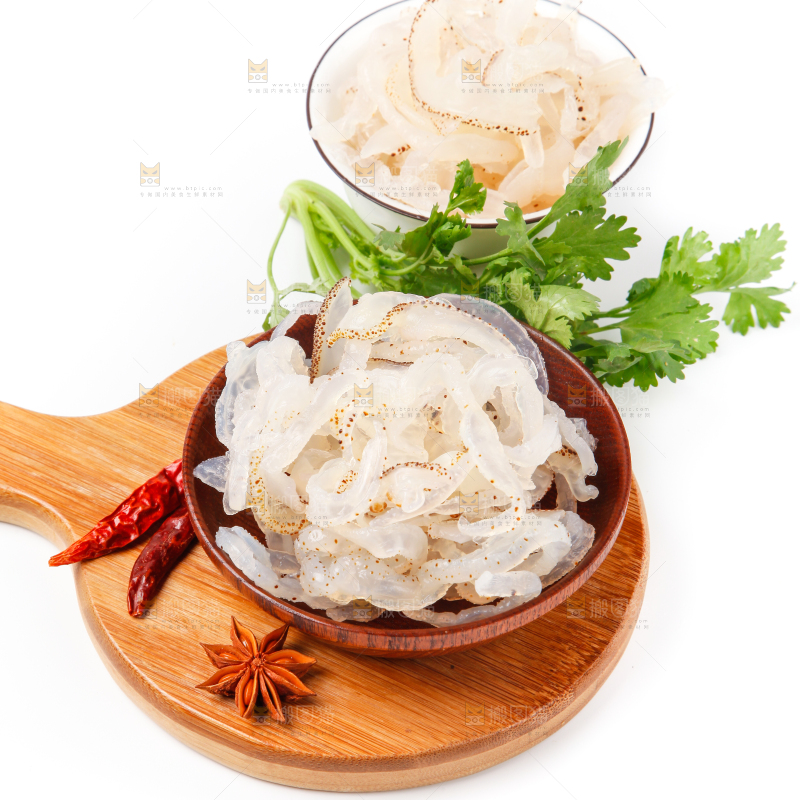 碗里装着海蜇丝