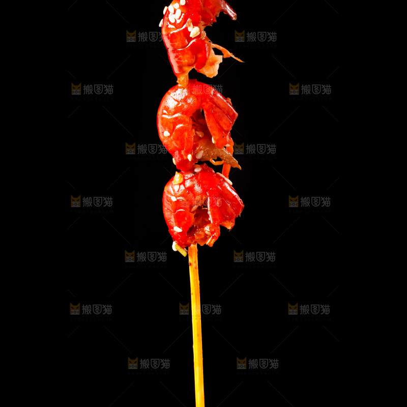 黑底上的虾球串