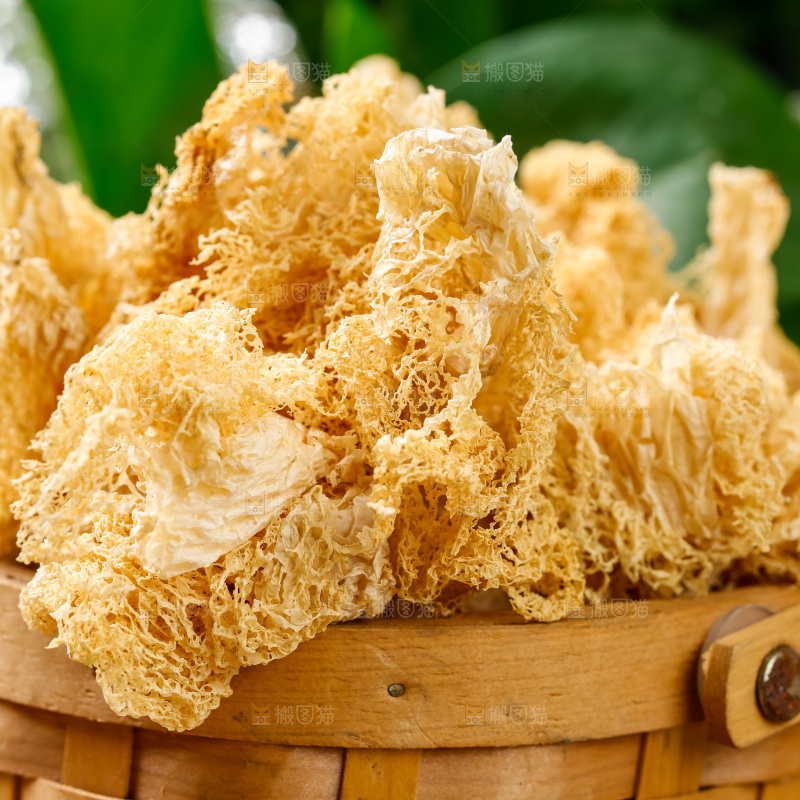 一筐干竹荪放在木底上