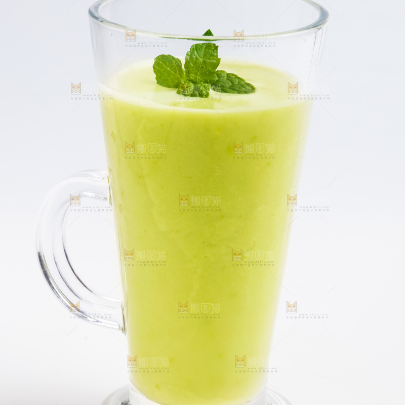 浅底上放着一杯牛油果果汁
