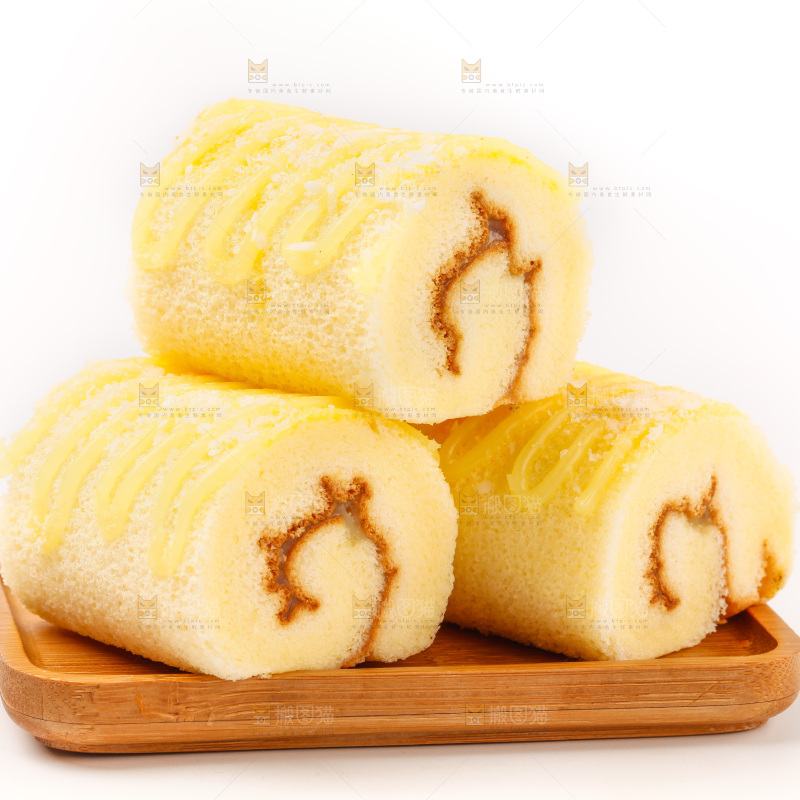 白底上放着一盘蛋糕卷