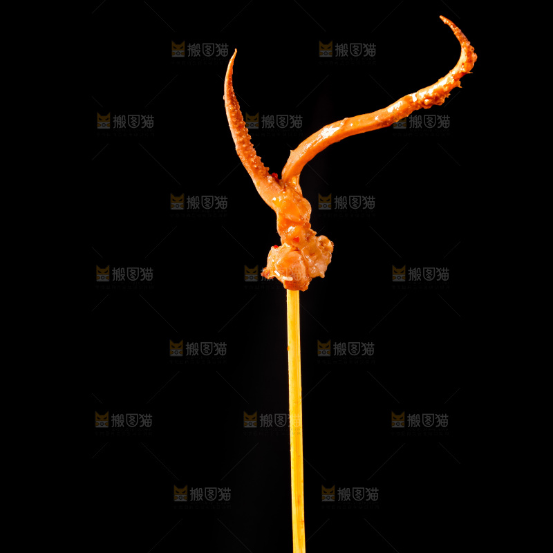 深底上的鱿鱼须串