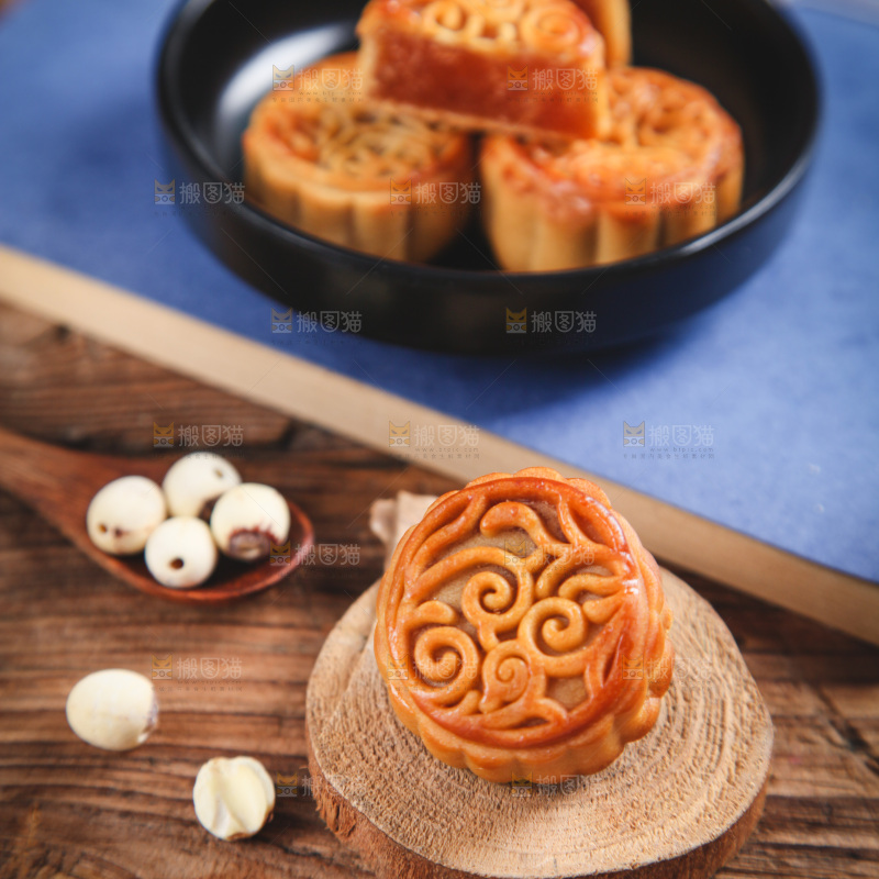 木底上放着水果月饼