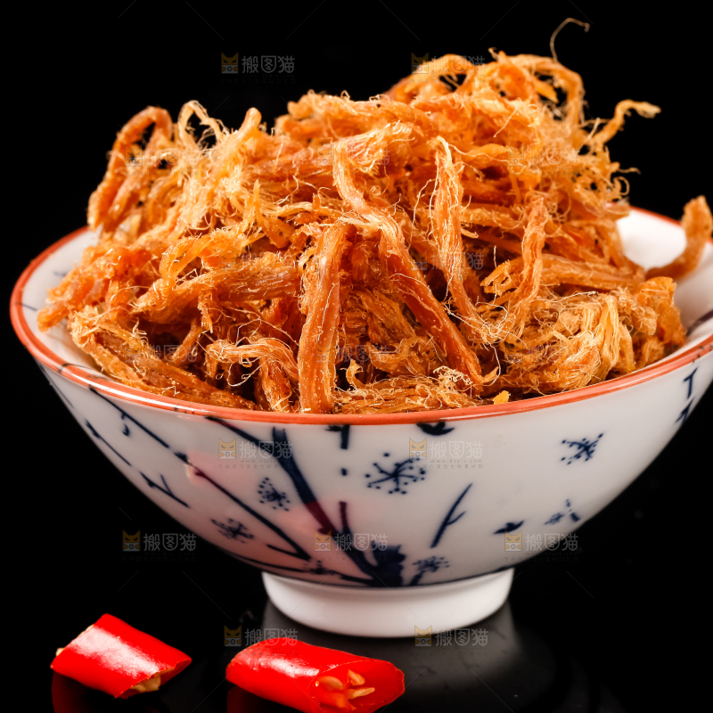 黑底上放着手撕肉干