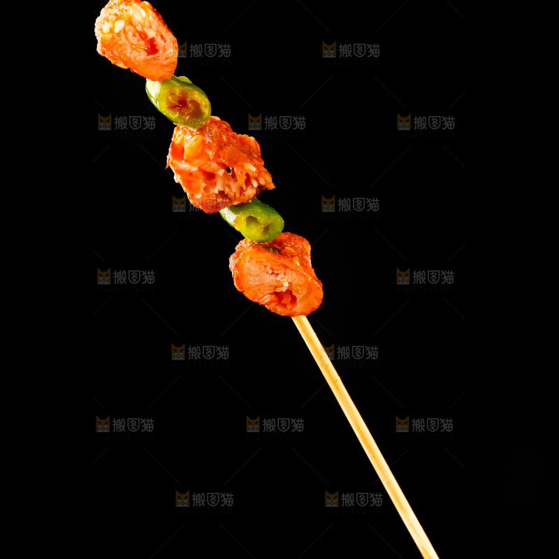 深底上的肉串