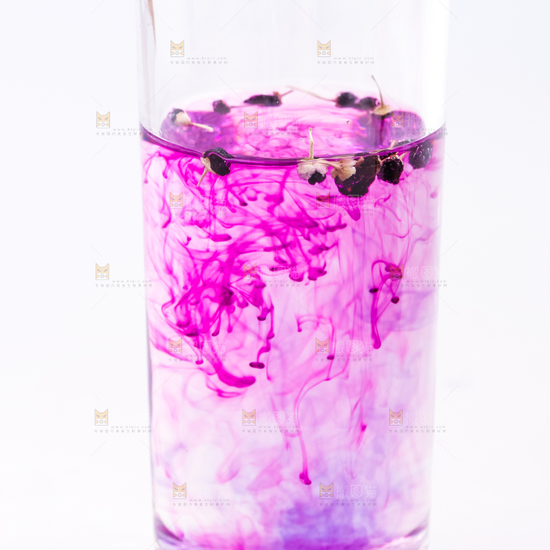 杯子里装着黑枸杞茶