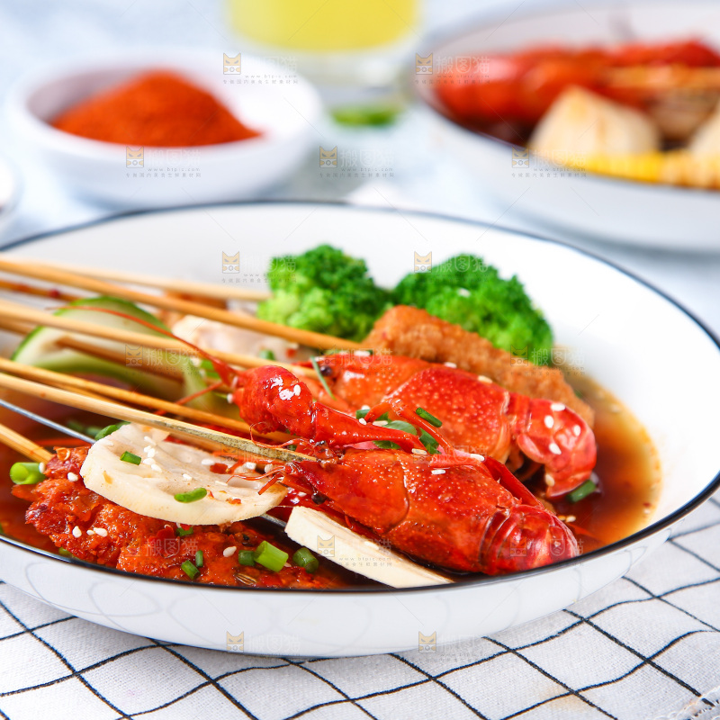 浅底上放着一碗冷锅串串