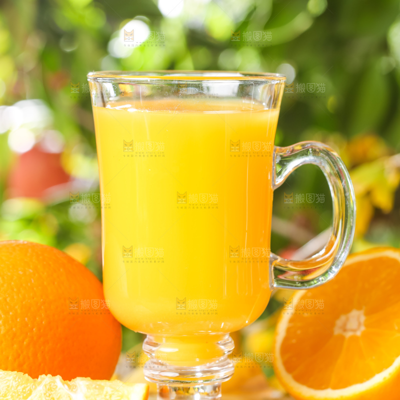 木板上放着一杯橙汁