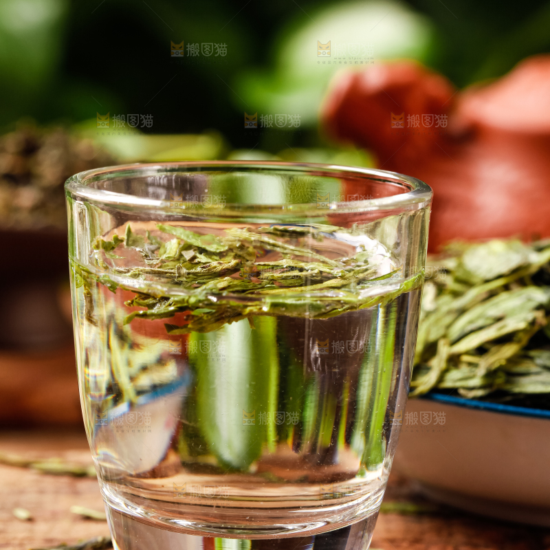 杯子里泡着龙井茶