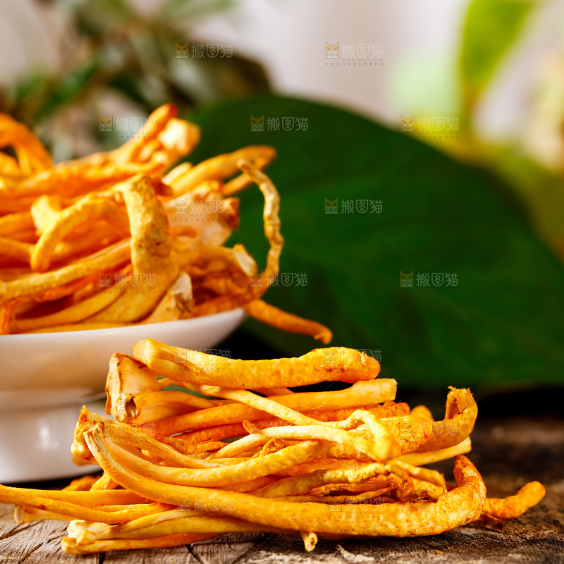 深底上的虫草花