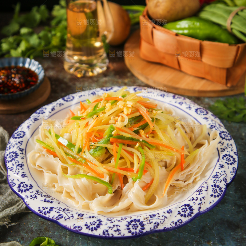 盘子里装着炒土豆丝