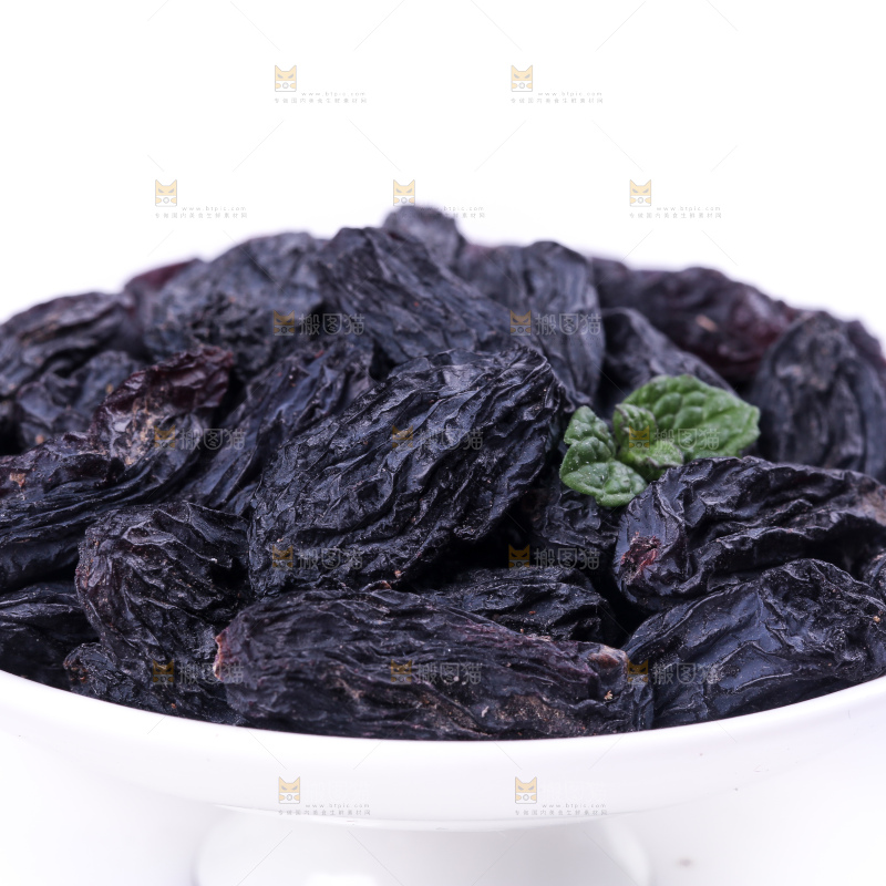 白底上的新疆葡萄干