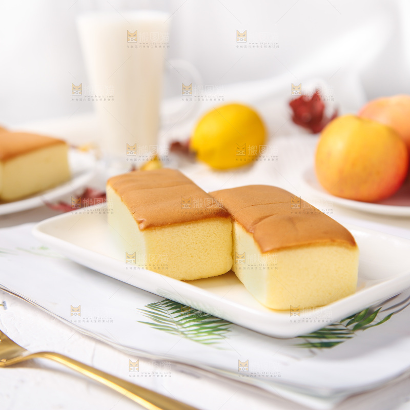 盘子里装着小蛋糕