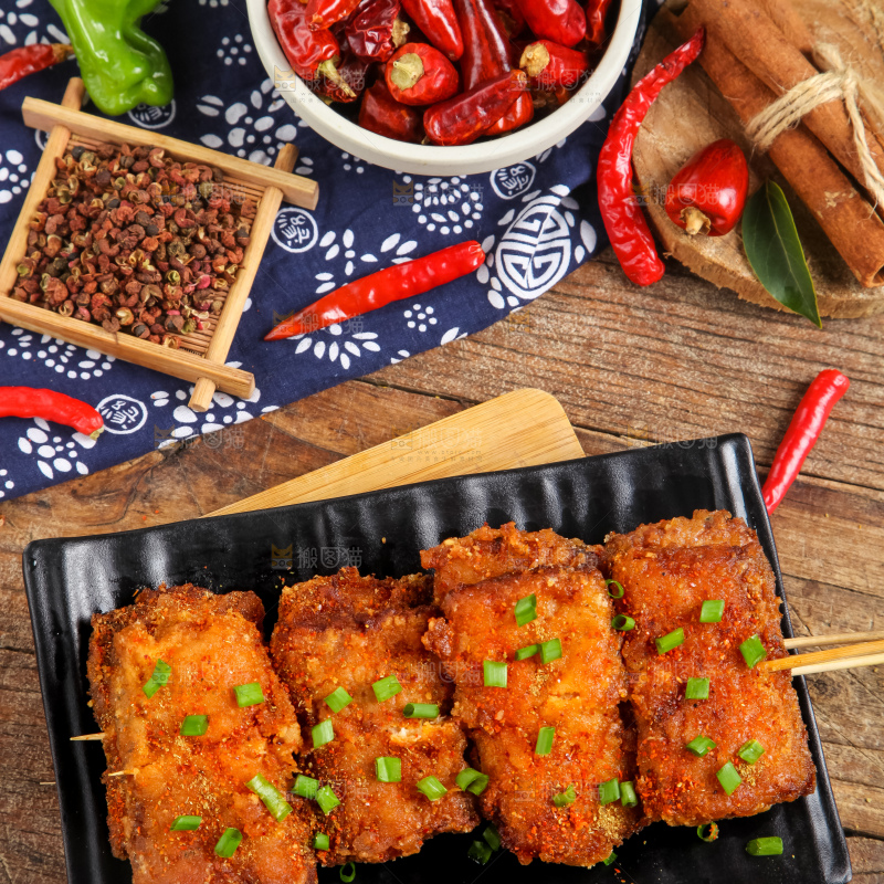 签子上穿着香酥带鱼