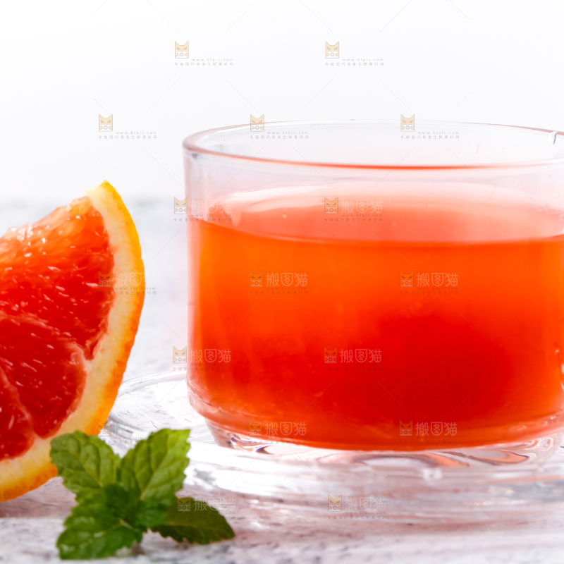 杯子里装着橙子汁