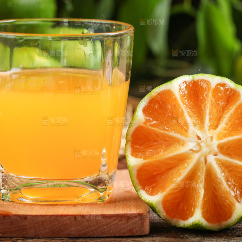 杯子里装着蜜橘汁