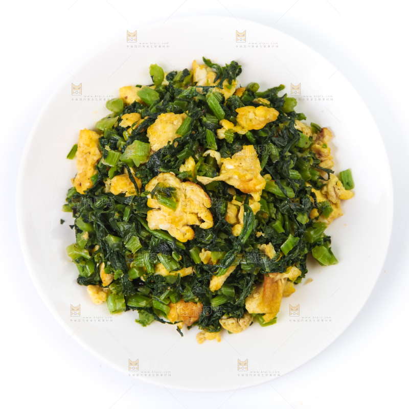 盘子里装着腊菜炒鸡蛋