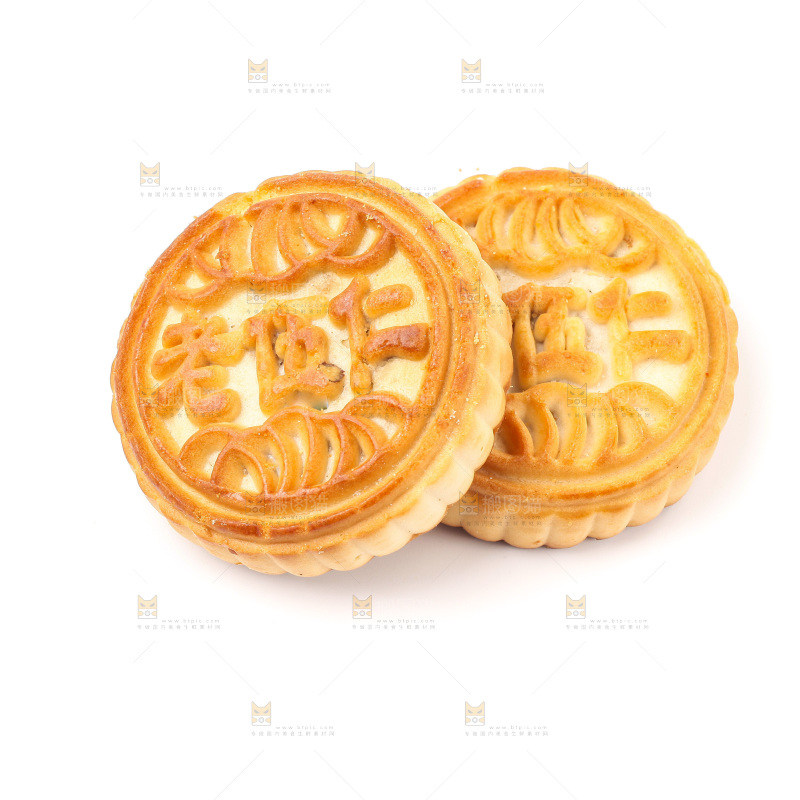 五仁月饼放在白底上