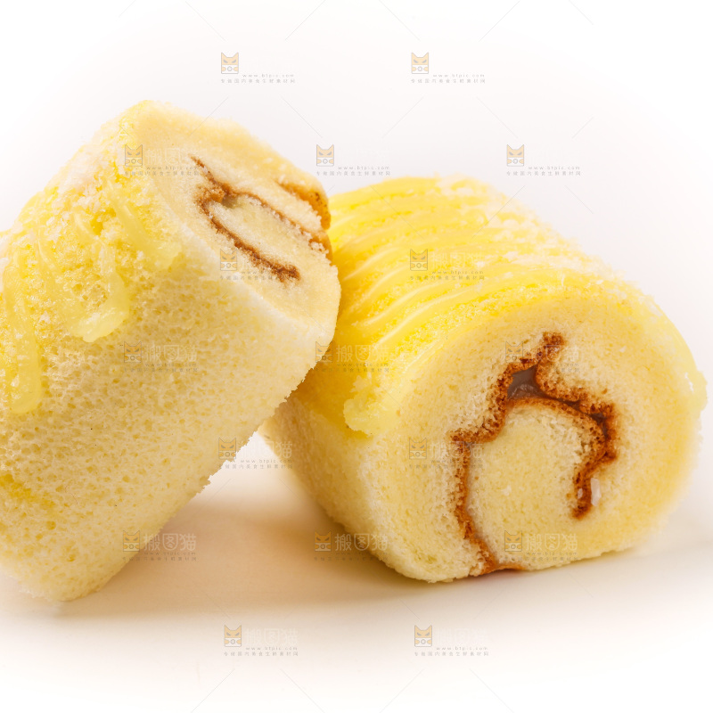 白底上放着蛋糕卷