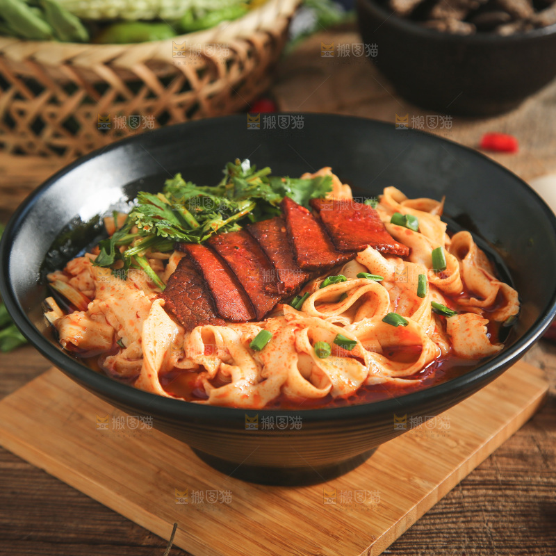 碗里的牛肉刀削面