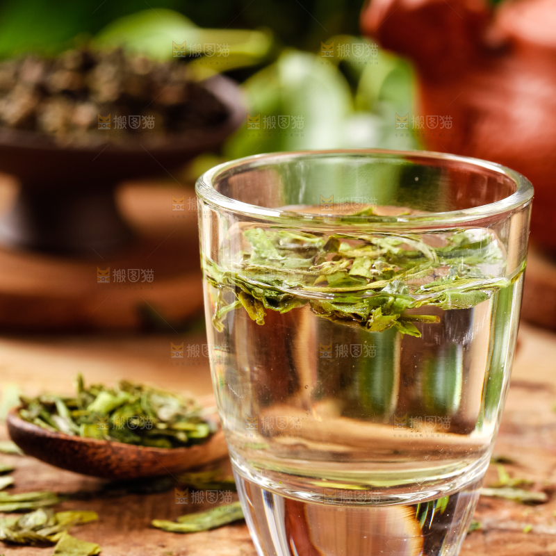 杯子里泡着龙井茶