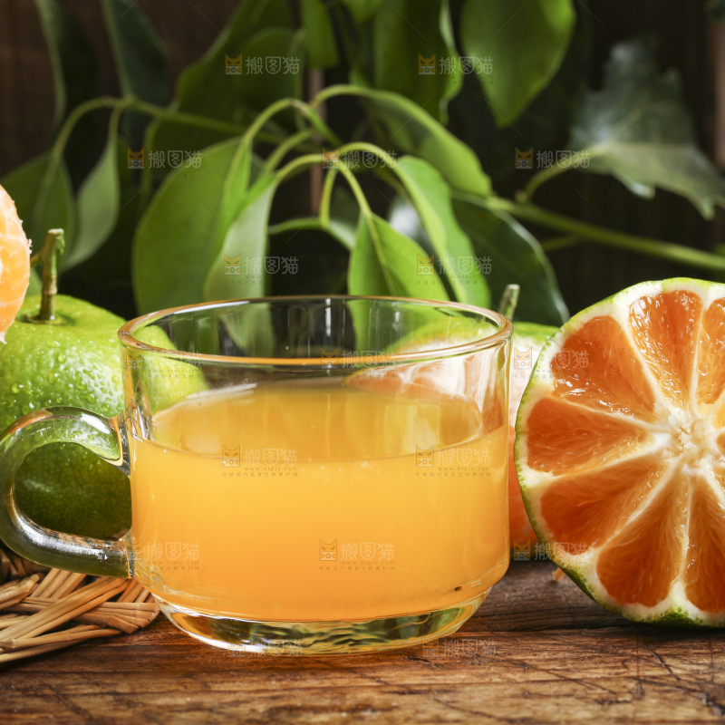 杯子里装着蜜橘汁