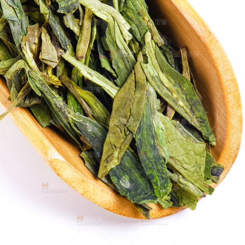 白底上的干茶叶