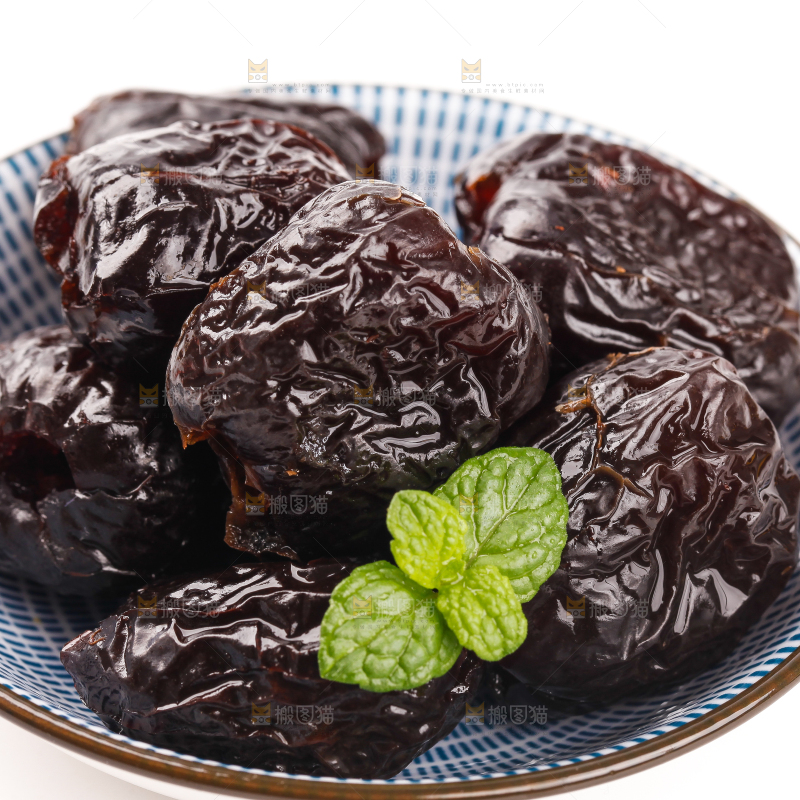 盘子里装着蜜枣